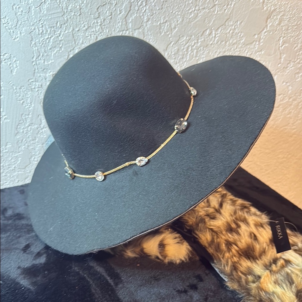 Classy Juicy Couture Black and Gold Fashion Hat